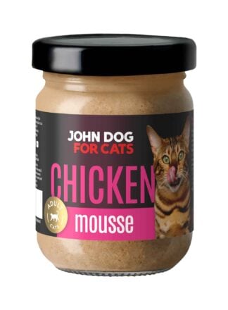 Słoik mokrej karmy z czarnym wieczkiem dla kotów John Dog for Cats o smaku kurczaka, w musie. Na ciemnej etykiecie widoczny jest brązowy pasiasty kot i różowe napisy.