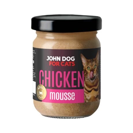 Słoik mokrej karmy z czarnym wieczkiem dla kotów John Dog for Cats o smaku kurczaka, w musie. Na ciemnej etykiecie widoczny jest brązowy pasiasty kot i różowe napisy.