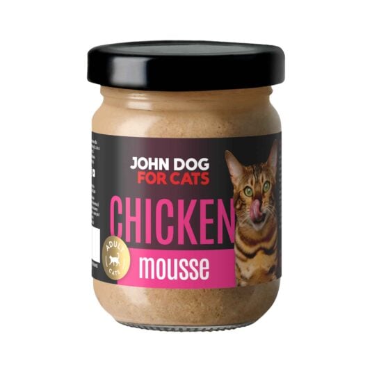 Słoik mokrej karmy z czarnym wieczkiem dla kotów John Dog for Cats o smaku kurczaka, w musie. Na ciemnej etykiecie widoczny jest brązowy pasiasty kot i różowe napisy.
