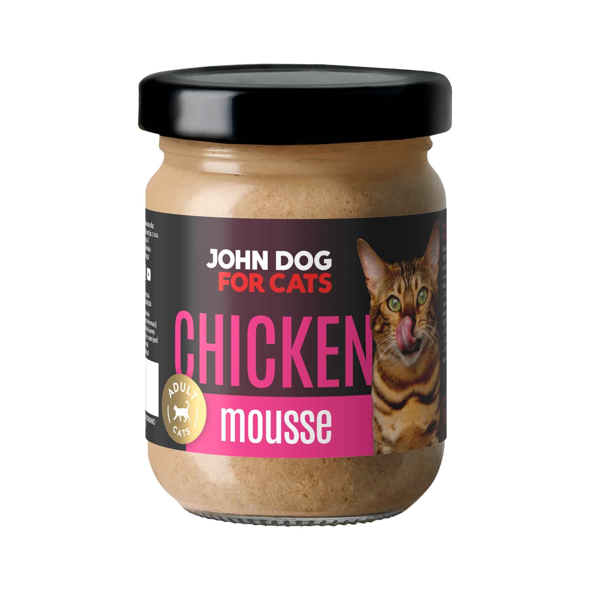 Słoik mokrej karmy z czarnym wieczkiem dla kotów John Dog for Cats o smaku kurczaka, w musie. Na ciemnej etykiecie widoczny jest brązowy pasiasty kot i różowe napisy.