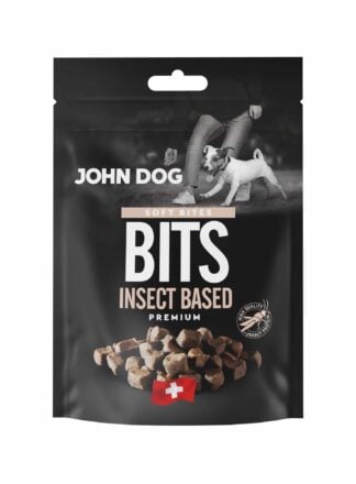 Czarne opakowanie przysmaków dla psów John Dog Bits Insect Base Chews Premium. Na opakowaniu znajduje się zdjęcie psa obok człowieka, grafika przysmaków w kształcie kosteczek oraz symbol szwajcarskiej flagi.