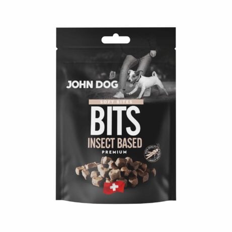 Czarne opakowanie przysmaków dla psów John Dog Bits Insect Base Chews Premium. Na opakowaniu znajduje się zdjęcie psa obok człowieka, grafika przysmaków w kształcie kosteczek oraz symbol szwajcarskiej flagi.