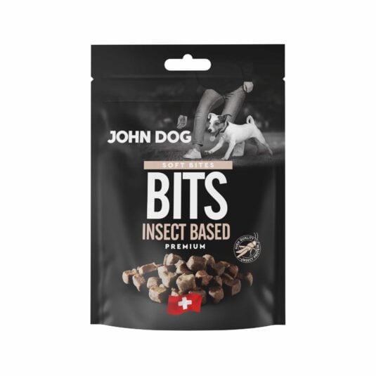 Czarne opakowanie przysmaków dla psów John Dog Bits Insect Base Chews Premium. Na opakowaniu znajduje się zdjęcie psa obok człowieka, grafika przysmaków w kształcie kosteczek oraz symbol szwajcarskiej flagi.