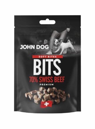 Czarne opakowanie przysmaków dla psów John Dog Bits Soft Bites Premium-kawałki zawierające 70% mięsa z wołowiny. Na opakowaniu znajduje się zdjęcie psa obok człowieka, grafika suszonych kostek mięsa oraz symbol szwajcarskiej flagi.