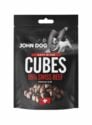 Czarne opakowanie przysmaków dla psów John Dog Cubes Soft Bites Premium-kawałki zawierające 95% mięsa z wołowiny. Na opakowaniu znajduje się zdjęcie psa obok człowieka, grafika suszonych kostek mięsa oraz symbol szwajcarskiej flagi.