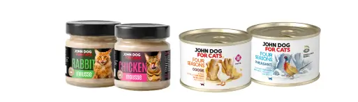Dwa słoiczki musu dla kotów John Dog for Cats w dwóch smakach o gramaturze 170g oraz dwie puszki mokrej karmy Four Seasons John Dog for Cats w dwóch smakach. Na słoiczkach widnieją zdjęcia kotów, a na puszkach rysunki zwierząt.