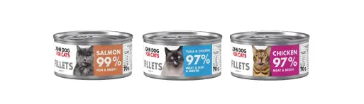 Trzy puszki 70g filecików dla kota od John Dog for Cats. Puszki stoją w rzędzie w równych odstępach, na etykietach widnieją zdjęcia oblizujących się kotów różnych ras. Fileciki są w różnych smakach.