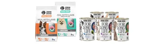 Dwa worki karmy suchej Good Form John Dog o gramaturze 3kg stojące obok pięciu puszek mokrej karmy For Long Life John Dog. Worki są w dwóch kolorach – pomarańczowy i turkusowy i mają na etykiecie wizerunki psów. Puszki są w kolorze białym, na ich etykietach widnieją psy różnych ras oraz miska z jedzeniem.
