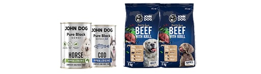 Dwie srebrne puszki mokrej karmy John Dog Pure Black Sensi stojące obok dwóch granatowych worków karmy suchej John Dog Berry Line. Na etykietach puszek są psy różnych ran. Na workach są wizerunki oblizujących się psów, różnych ras.