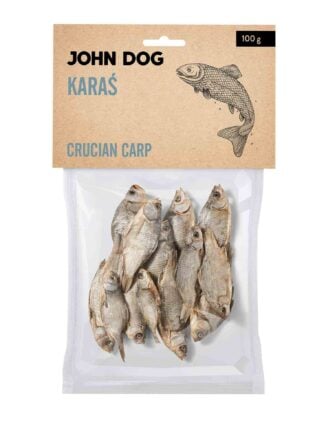 Opakowanie gryzaków dla psów John Dog karaś, w gramaturze 100 g, widok z przodu. Na beżowej etykiecie ilustracja ryby, w przezroczystej części opakowania widoczne suszone karasie.