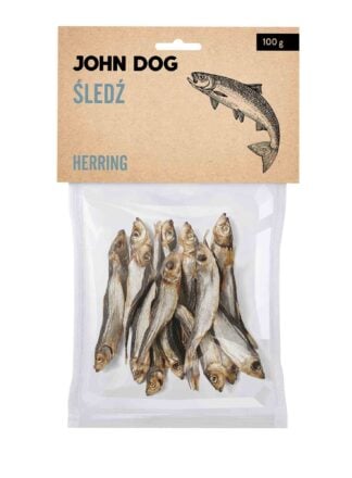 Opakowanie gryzaków dla psów John Dog śledź, w gramaturze 100 g, widok z przodu. Na beżowej etykiecie ilustracja ryby, w przezroczystej części opakowania widoczne suszone śledzie.