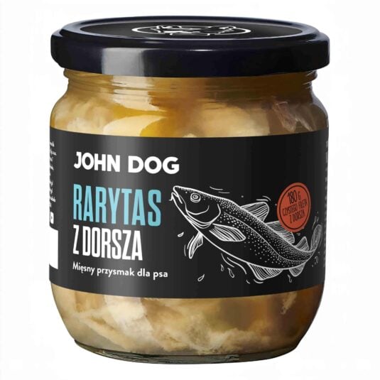 Mały słoik rarytasów John Dog z czarnym wieczkiem i czarną etykietą. Na etykiecie ilustracja dorsza. W słoiku widać kawałki mięsa.