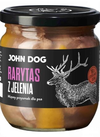 Mały słoik rarytasów John Dog z czarnym wieczkiem i czarną etykietą. Na etykiecie ilustracja jelenia. W słoiku widać kawałki mięsa.