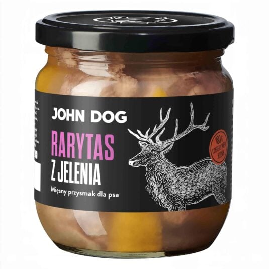 Mały słoik rarytasów John Dog z czarnym wieczkiem i czarną etykietą. Na etykiecie ilustracja jelenia. W słoiku widać kawałki mięsa.