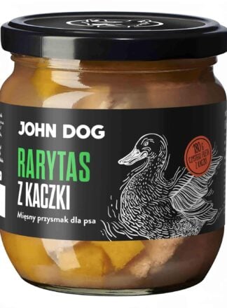 Mały słoik rarytasów John Dog z czarnym wieczkiem i czarną etykietą. Na etykiecie ilustracja kaczki. W słoiku widać kawałki mięsa.