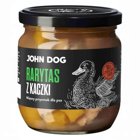 Mały słoik rarytasów John Dog z czarnym wieczkiem i czarną etykietą. Na etykiecie ilustracja kaczki. W słoiku widać kawałki mięsa.