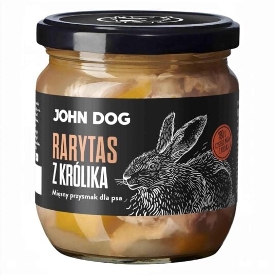 Mały słoik rarytasów John Dog z czarnym wieczkiem i czarną etykietą. Na etykiecie ilustracja królika. W słoiku widać kawałki mięsa.
