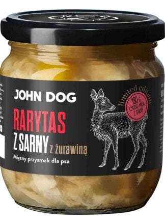 Mały słoik rarytasów John Dog z czarnym wieczkiem i czarną etykietą. Na etykiecie ilustracja sarny. W słoiku widać kawałki mięsa.