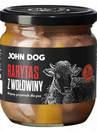 Mały słoik rarytasów John Dog z czarnym wieczkiem i czarną etykietą. Na etykiecie ilustracja krowy. W słoiku widać kawałki mięsa.