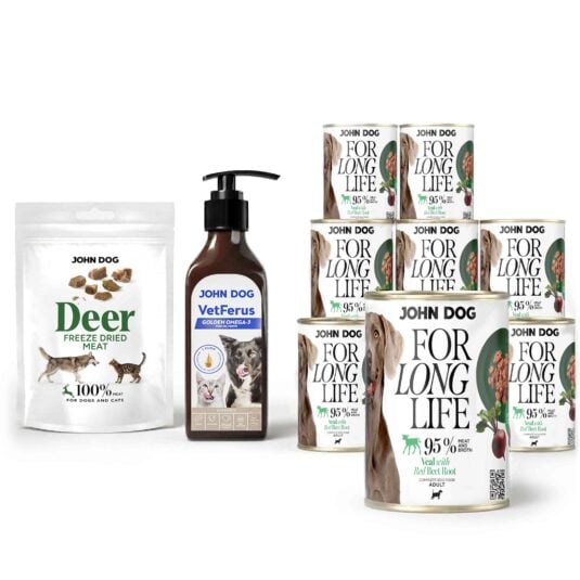 Zestaw produktów dla dorosłego psa. Przysmaki liofilizowane o smaku jelenia, w białym opakowaniu, olej Omega-3 w ciemnej butelce szklanej i 8 białych puszek karmy mokrej z linii for long life o smaku cielęciny z burakiem o gramaturze 400g. jedna puszka jest ustawiona frontalnie a reszta za nią w formie piramidy.
