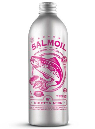 Srebrna butelka oleju omega-3 dla psa i kota z różowymi napisami Salmoil oraz ilustracją ryby.