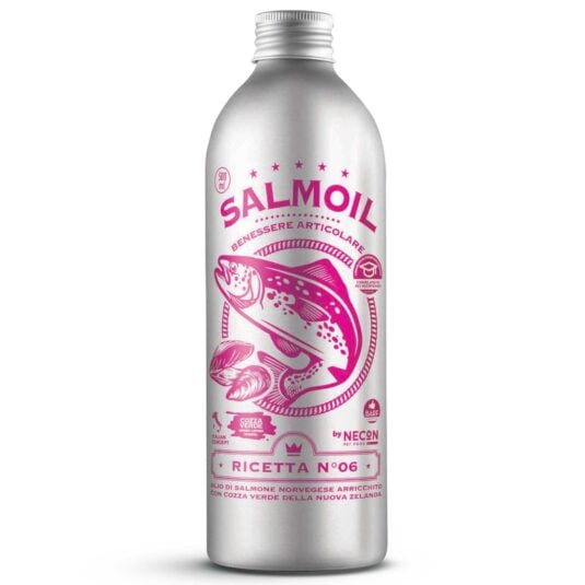 Srebrna butelka oleju omega-3 dla psa i kota z różowymi napisami Salmoil oraz ilustracją ryby.