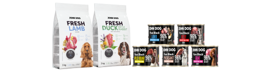 Dwa worki suchej karmy FRESH od John Doga oraz pięć puszek 200g karmy mokrej Pure Black John Dog ustawionych w piramidę. Worki suchej karmy są w kolorze białym a na przodzie są zdjęcia psów. Puszki są w kolorze czarnym z kolorowymi napisami i zdjęciami psów różnych ras.