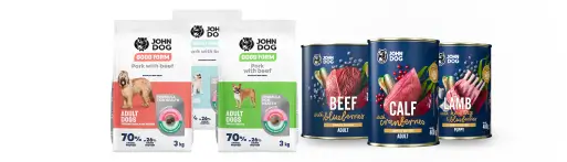 Trzy worki suchej karmy dla psa John Dog GOOD FORM o smaku wieprzowina z wołowiną stoją obok trzech powiększonych puszek mokrej karmy John Dog Berry Line w różnych smakach o pojemności 400g.