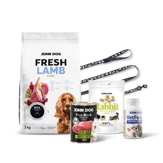 Na zdjęciu znajduje się zestaw produktów John Dog dla dorosłego psa: sucha karma FRESH jagnięcina light, mokra karma Pure Black Sensi konina oraz liofilizowane mięso z królika Freeze Dried Meat. Zestaw uzupełniają olej rybny VetFerus Golden Omega-3 oraz czarna smycz John Dog z amortyzatorem z kolekcji COMICS.