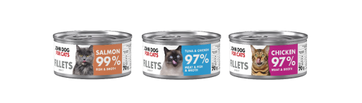 Trzy puszki filetów John Dog for Cats o gramaturze 70g stoją obok siebie w rzędzie. Filety są w różnych smakach, puszki są w kolorze białym z wizerunkami kotów różnych ras.