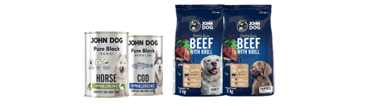 Dwie puszki mokrej karmy Pure Black SENSI John Dog w kolorze srebrnym stoją obok dwóch worków karmy suchej Berry Line John Dog w kolorze granatowym. Na puszkach i workach są wizerunki psów różnych ras.