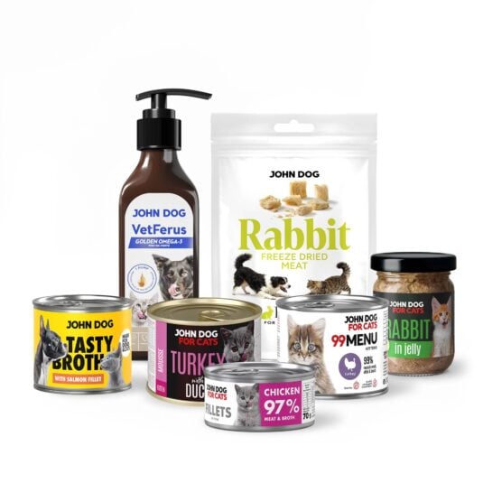 Na zdjęciu znajduje się zestaw produktów John Dog For Cats dla kociąt: tasty broth o smaku łososia, mus o smaku indyka z kaczką, fileciki z kurczaka, 99 MENU indyk oraz królik w galaretce. Zestaw uzupełniają liofilizowane mięso z królika Freeze Dried Meat i olej rybny VetFerus Golden Omega-3.