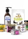Na zdjęciu znajduje się zestaw produktów John Dog For Cats dla kociąt: tasty broth o smaku łososia, mus o smaku indyka z kaczką, fileciki z kurczaka, 99 MENU indyk oraz królik w galaretce. Zestaw uzupełniają liofilizowane mięso z królika Freeze Dried Meat i olej rybny VetFerus Golden Omega-3.