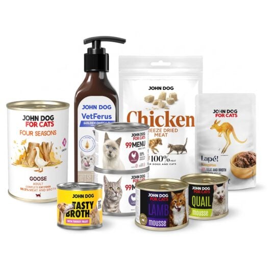 Na zdjęciu znajduje się zestaw produktów John Dog For Cats dla dorosłych kotów: four seasons o smaku gęsiny, 99 MENU kurczak, 99 MENU indyk, tasty broth o smaku indyka, mus z jagnieciny, mus z przepiórki oraz saszetka Lapé kangur. Zestaw uzupełniają liofilizowane mięso z kurczaka Freeze Dried Meat oraz olej rybny VetFerus Golden Omega-3 Fish.