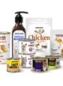 Na zdjęciu znajduje się zestaw produktów John Dog For Cats dla dorosłych kotów: four seasons o smaku gęsiny, 99 MENU kurczak, 99 MENU indyk, tasty broth o smaku indyka, mus z jagnieciny, mus z przepiórki oraz saszetka Lapé kangur. Zestaw uzupełniają liofilizowane mięso z kurczaka Freeze Dried Meat oraz olej rybny VetFerus Golden Omega-3 Fish.