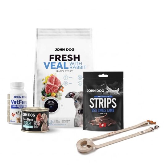 Na zdjęciu znajduje się zestaw produktów i akcesoriów John Dog dla szczeniaka: sucha karma FRESH cielęcina z królikiem Happy Start, mokra karma Pure Black indyk oraz przysmaki Soft Bites Strips 95% szwajcarska jagnięcina. Zestaw uzupełniają olej rybny VetFerus Golden Omega-3 oraz beżowa smycz John Dog z kolekcji manifest.