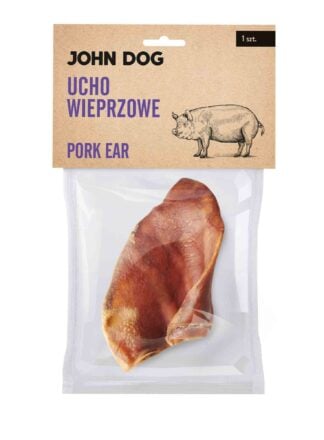 Transparentne opakowanie gryzaka naturalnego dla psa marki John Dog z beżową etykietą, widok z przodu. Na etykiecie ilustracja świni. W środku widoczne suszone ucho.