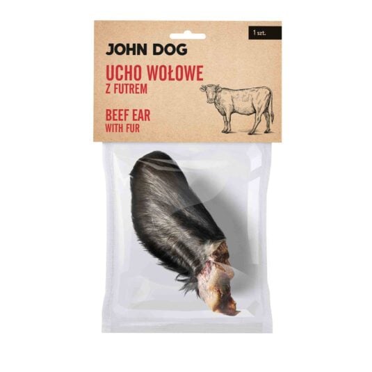 Przód opakowania gryzaka John Dog: brązowa etykieta z logo marki, napisem „Ucho wołowe z futrem”, oznaczeniem 1 szt. i ilustracją krowy; poniżej przezroczysta saszetka z ciemnym, futrzanym uchem.