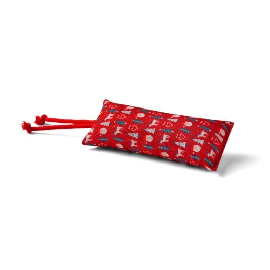 Czerwony świąteczny kopacz dla kota John Dog for Cats z wzorem w choinki i renifery, pokazany pod kątem.