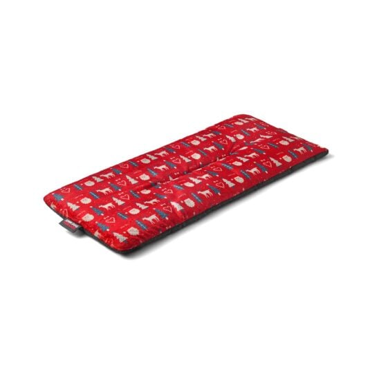 Czerwone legowisko na parapet dla kota John Dog for Cats z pikowaną powierzchnią i świątecznym wzorem w choinki i renifery.