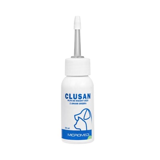 Płyn do higieny uszu dla psa i kota Micromed Vet Clusan w białej buteleczce z niebieskimi napisami, pojemność 50 ml.